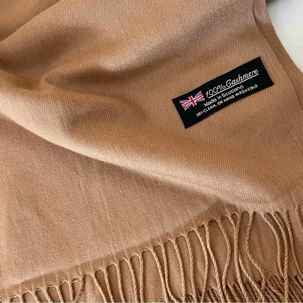 100% Cashmere Made in Scotland Oversized Wrap Shawl Scarf XXL Camel Beige NEW - Picture 4 of 4